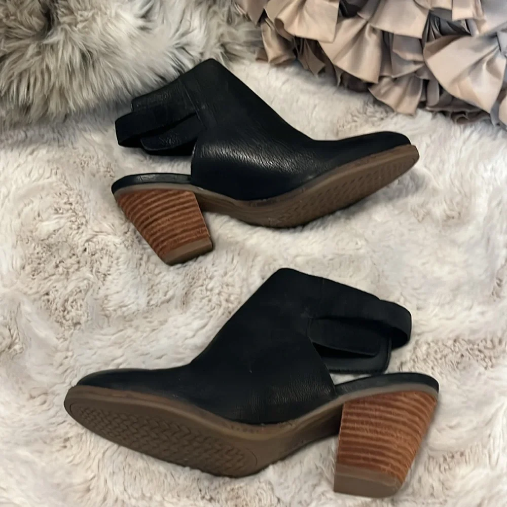 Cole Haan Woman’s Black Leather Ankle Buckle Strap Block Heel Booties Sz 8
